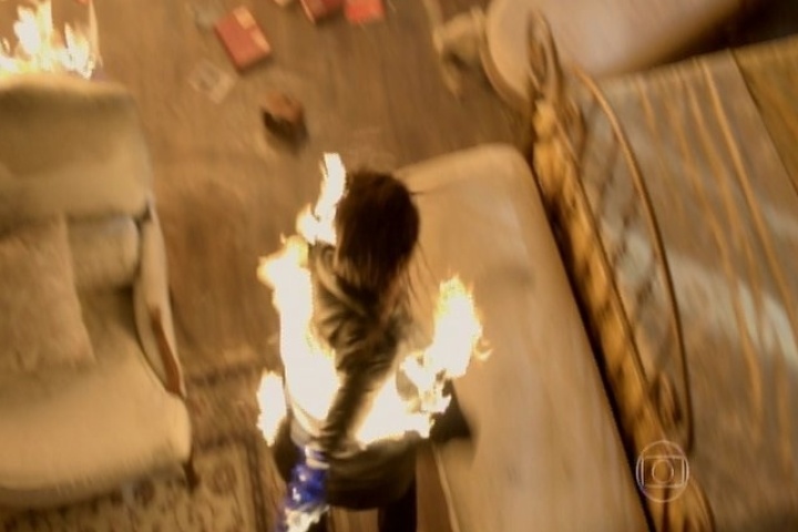 13.jan.2014 - Em "Amor à Vida", Leila morre queimada no incêndio que ela mesma provocou na mansão de Natasha