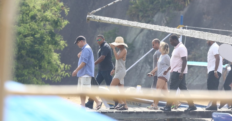 13.jan.2014 - Em Angra dos Reis, no Rio de Janeiro, Rihanna desembarca da lancha para fotografar em uma ilha. A cantora vai ser capa da revista "Vogue Brasil"