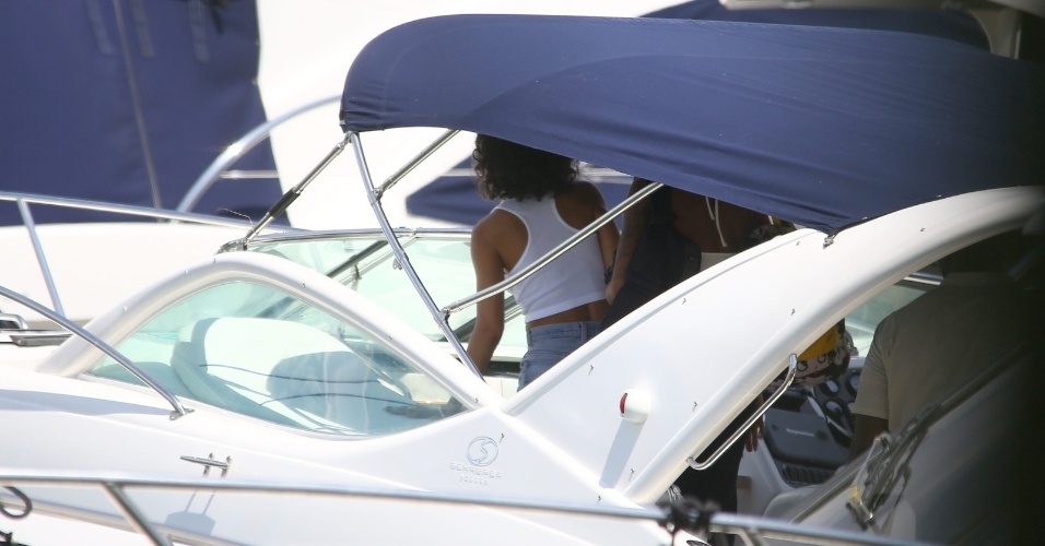 13.jan.2014 - Em Angra dos Reis, no Rio de Janeiro, Rihanna embarca em lancha para fotografar em uma ilha. A cantora está no Brasil para fotografar para a revista "Vogue Brasil"