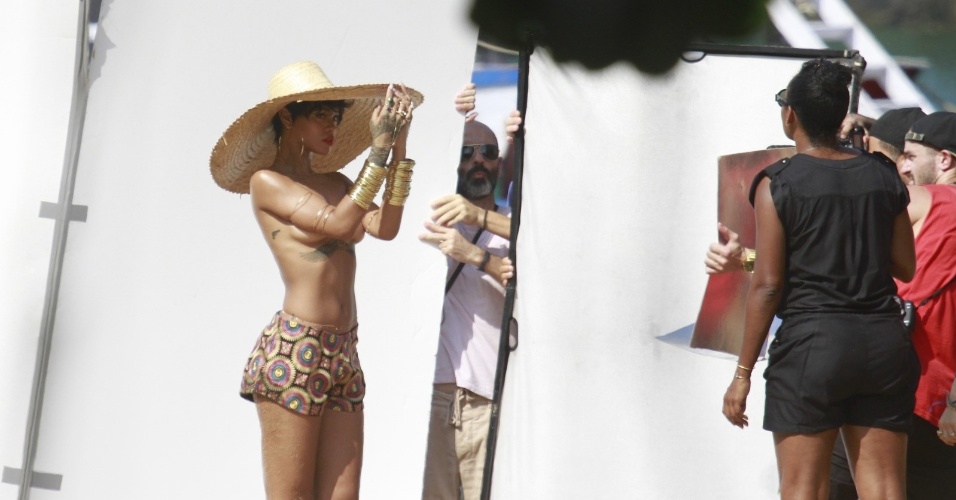 13.jan.2014 - Em Angra dos Reis, no Rio de Janeiro, Rihanna fotografa para a revista "Vogue Brasil" com pouca roupa