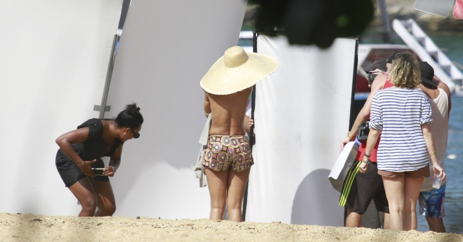 13.jan.2014 - Em Angra dos Reis, no Rio de Janeiro, Rihanna fotografa para a revista "Vogue Brasil" com pouca roupa