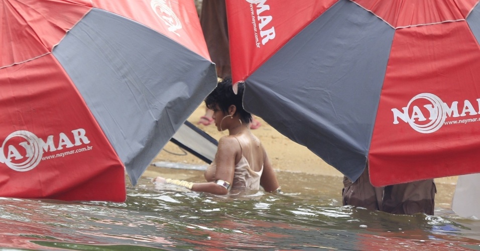 13.jan.2014 - Em Angra dos Reis, no Rio de Janeiro, Rihanna fotografa para a revista "Vogue Brasil" na água