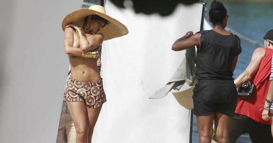13.jan.2014 - Em Angra dos Reis, no Rio de Janeiro, Rihanna fotografa para a revista "Vogue Brasil" sem a parte de cima do biquíni e de chapéu