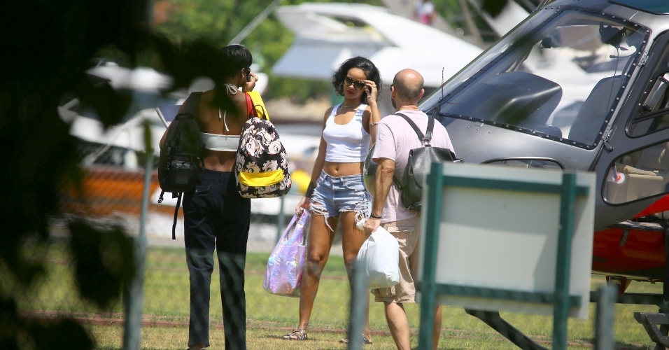 13.jan.2014 - Rihanna é clicada desembarcando no heliponto de Angra dos Reis