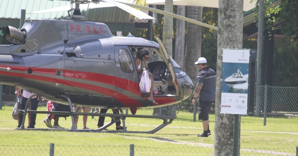 13.jan.2014 - Rihanna é clicada desembarcando no heliponto de Angra dos Reis. A cantora está no Brasil para fotografar para a revista Vogue Brasil