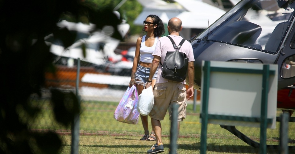 13.jan.2014 - Rihanna é clicada desembarcando no heliponto de Angra dos Reis. A cantora está no Brasil para fotografar para a revista "Vogue Brasil". A estrela pop está hospedada no hotel Fasano, em Ipanema, Zona Sul do Rio