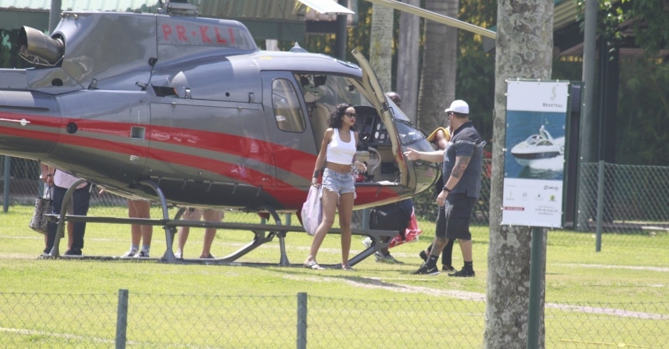 13.jan.2014 - Rihanna é clicada desembarcando no heliponto de Angra dos Reis. A cantora está no Brasil para fotografar para a revista "Vogue Brasil". A estrela pop está hospedada no hotel Fasano, em Ipanema, Zona Sul do Rio
