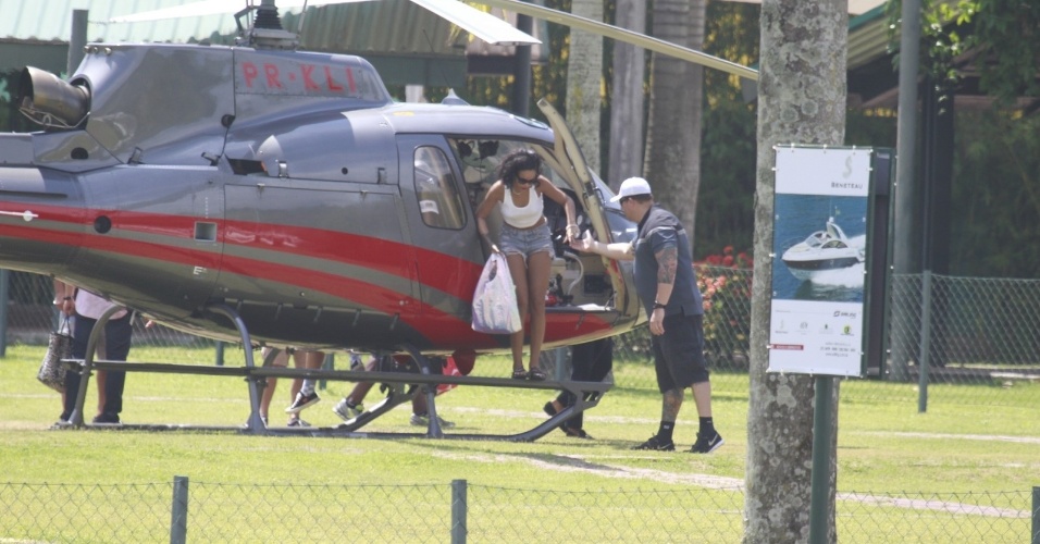 13.jan.2014 - Rihanna é clicada desembarcando no heliponto de Angra dos Reis. A cantora está no Brasil para fotografar para a revista "Vogue Brasil". As fotos estão feitas em um vilarejo na cidade