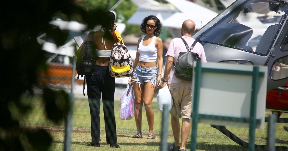13.jan.2014 - Rihanna é clicada desembarcando no heliponto de Angra dos Reis. A cantora está no Brasil para fotografar para a revista Vogue Brasil13.jan.2014 - Rihanna é clicada desembarcando no heliponto de Angra dos Reis. A cantora está no Brasil para fotografar para a revista Vogue Brasil