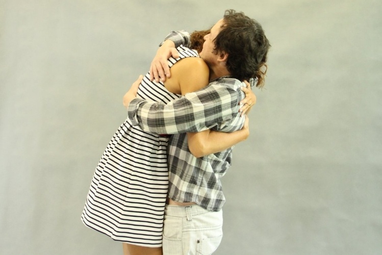 13.jan.2014 - Sophie Charlotte e Matheus Natchergaele se cumprimentam com um abraço na apresentação da minissérie "Serra Pelada - A Saga do Ouro", no Projac, Rio de Janeiro