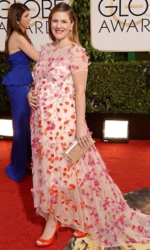 A atriz Drew Barrymore é mais uma para o time de famosas grávidas. Seu look para o Globo de Ouro foi composto por vestido Monique Lhuillier floral e solto combinando com os acessórios