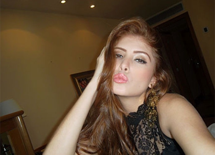 A Miss Divinópolis 2012, Amanda Gontijo, faz biquinho para selfie no quarto do hotel antes de entrar no "BBB14"
