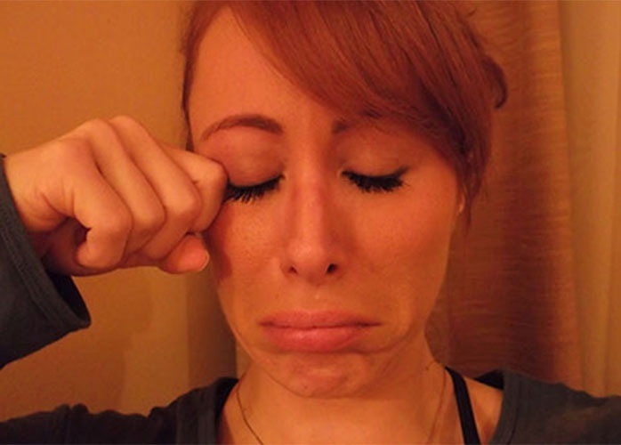 A participante do "BBB14" Aline posa para selfie fingindo chorar no quarto do hotel