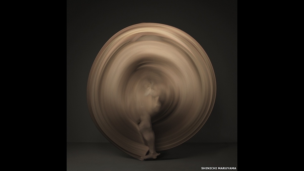 Inspirado em uma obra do artista francês Marcel Duchamp, o fotógrafo japonês Shinichi Maruyama retratou uma bailarina dançando nua - Shinichi Maruyama, cortesia da Bruce Silverstein Gallery, NY