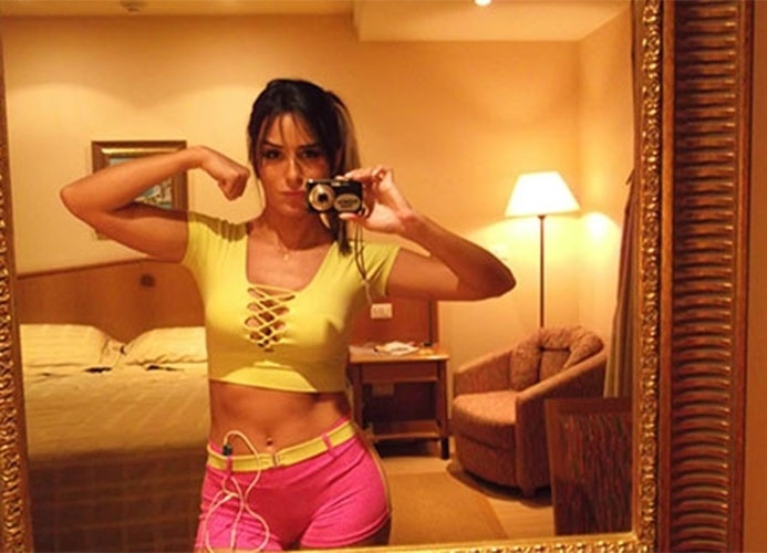 Leticia também mostra o muque em "selfie" no espelho