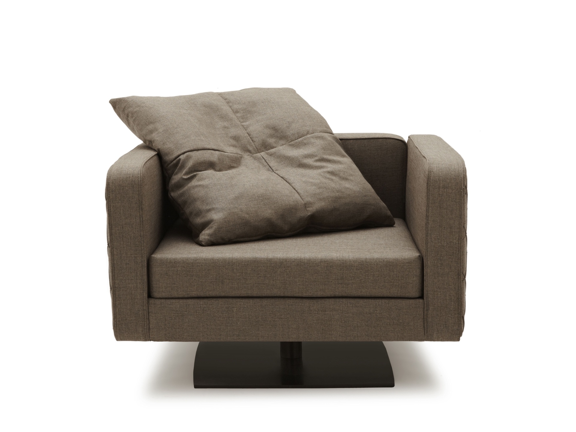 Com descontos que chegam a 30%, a Carbono (www.carbonodesign.com.br) liquida produtos para pronta-entrega a partir de 15 de janeiro de 2014. A poltrona C21, com designer de Marcus Ferreira e revestimento em poliéster, por exemplo, pode ser comprada de R$ 4.392 por R$ 3.300 I O preço promocional é válido até 28 de fevereiro de 2014 ou enquanto durar o estoque - Divulgação