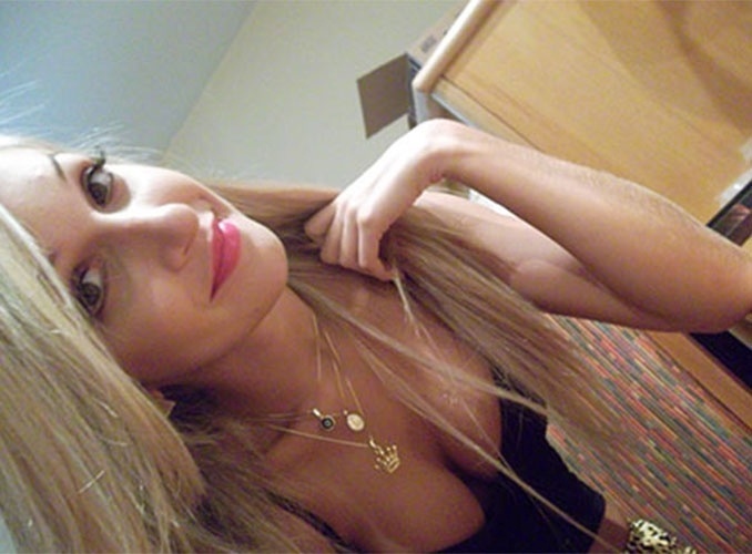 Miss Cianorte 2011, Tatiele Polyana posa para "selfie" no hotel antes do "BBB14"