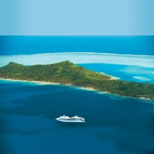 Navio da Paul Gauguin Cruises em Bora Bora, na Polinésia Francesa - Divulgação/Paul Gauguin Cruises