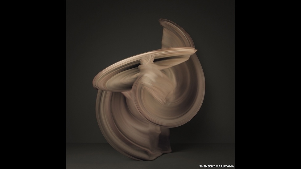 O projeto resultou na série batizada de "Nudes" (Nus), com nova imagens instigantes que transformam o corpo humano em espécies de esculturas em movimento - Shinichi Maruyama, cortesia da Bruce Silverstein Gallery, NY