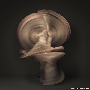 Para criar cada imagem, o artista sobrepôs milhares de fotos da cada passo da dançarina - Shinichi Maruyama, cortesia da Bruce Silverstein Gallery, NY