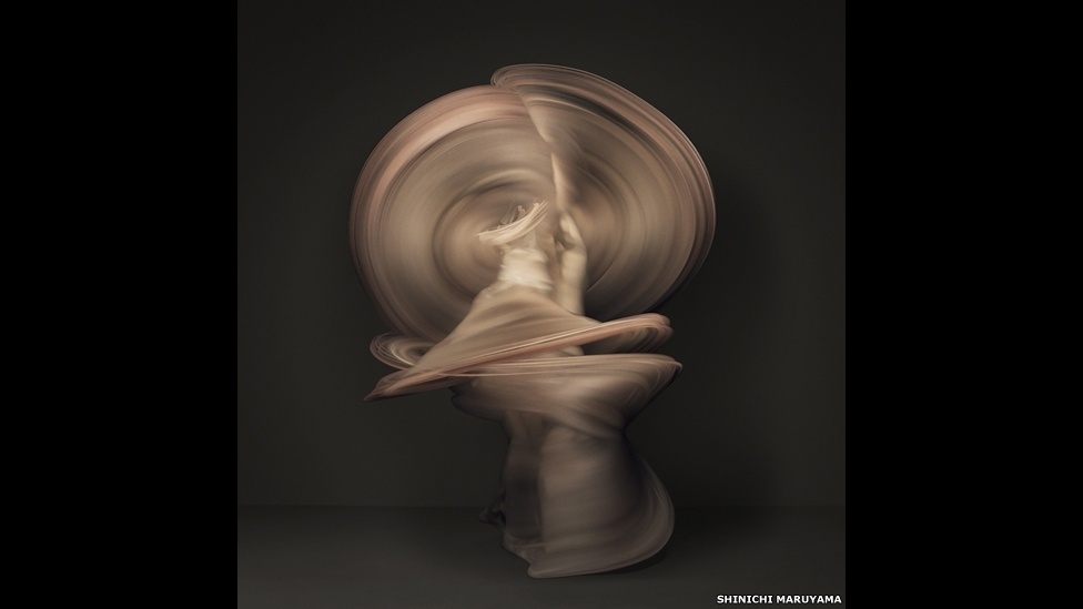Para criar cada imagem, o artista sobrepôs milhares de fotos da cada passo da dançarina - Shinichi Maruyama, cortesia da Bruce Silverstein Gallery, NY