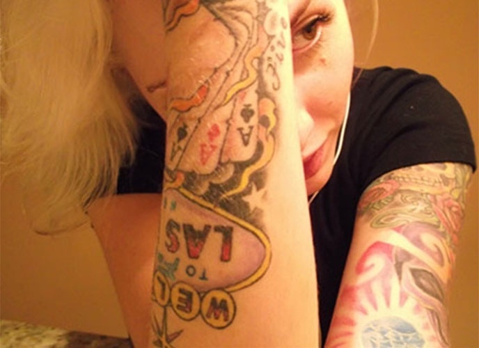 Participante do "BBB14", Clara exibe tatuagens em autorretrato no quarto do hotel