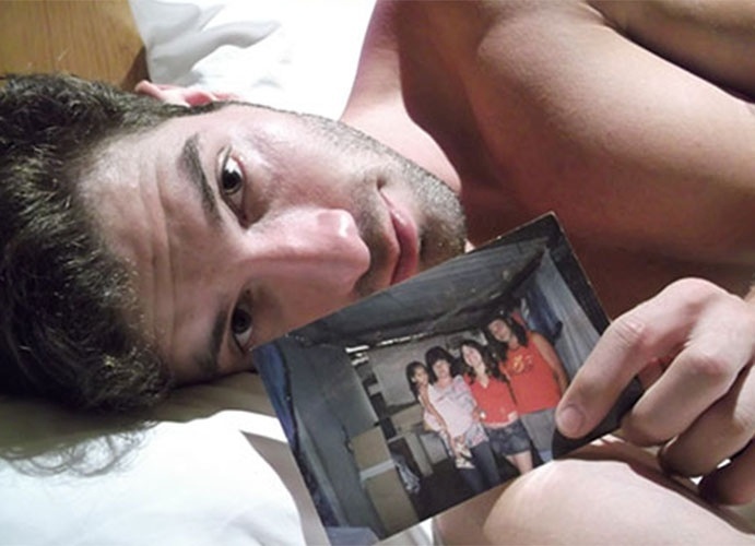 Roni demonstra saudade da família posando com foto no confinamento