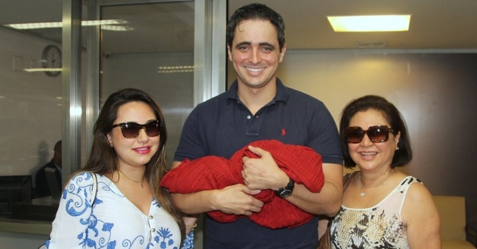 14.jan.2014 - Karina Sato, irmã de Sabrina Sato, deixa a maternidade com o filho, Felipe, o marido, e a mãe, D.Kika, em São Paulo