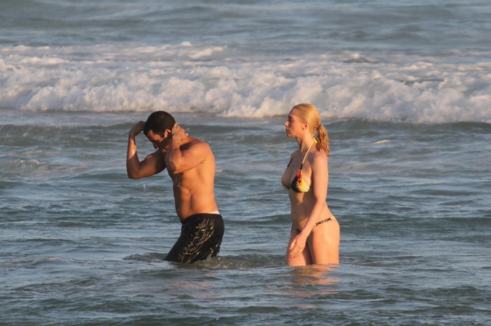 14.jan.2014 - Letícia Spiller pratica exercícios na Praia da Barra