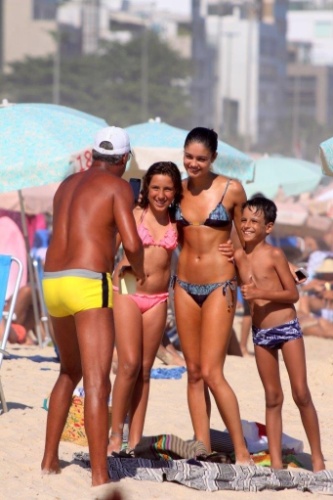 14.jan.2014 - Na praia do Leblon, no Rio de Janeiro, atriz Sophie Charlotte posa com fãs e se diverte com amigos. Solteira, ela exibiu ótima forma física