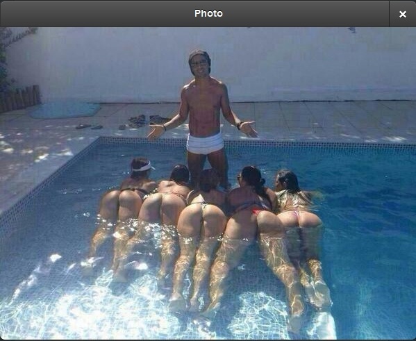 14.jan.2014 - Uma foto do jogador de futebol Ronaldinho Gaúcho está fazendo sucesso nas redes sociais. Na imagem, o craque aparece de pé na piscina com na piscina com cinco moças de bruços aos seus pés.