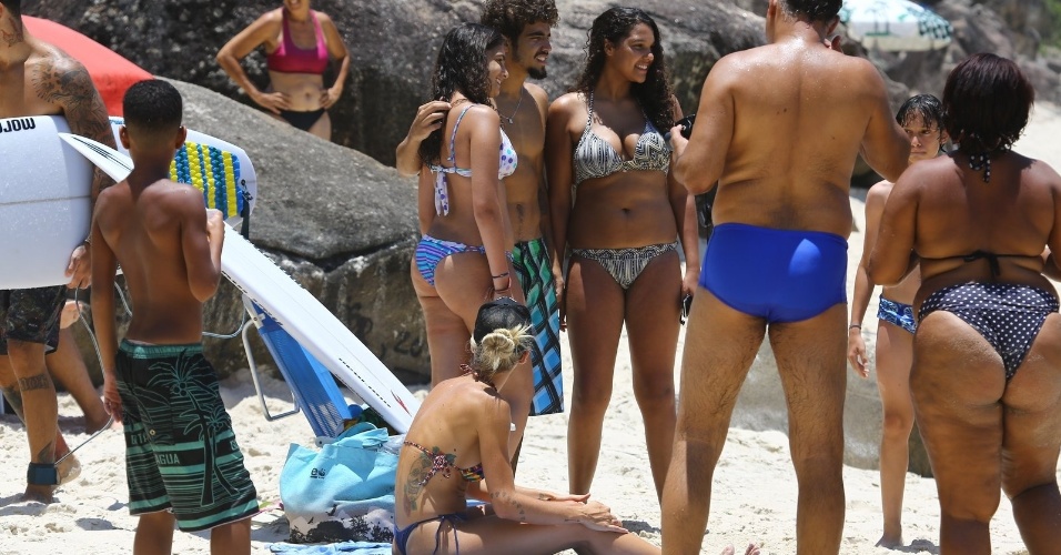 14.jan.2014- Caio Castro é assediado em praia carioca. Simpático, o galã tirou fotos com todos os fãs