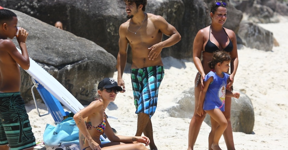 14.jan.2014- Caio Castro pegou anda em praia carioca e chamou a atenção dos banhistas