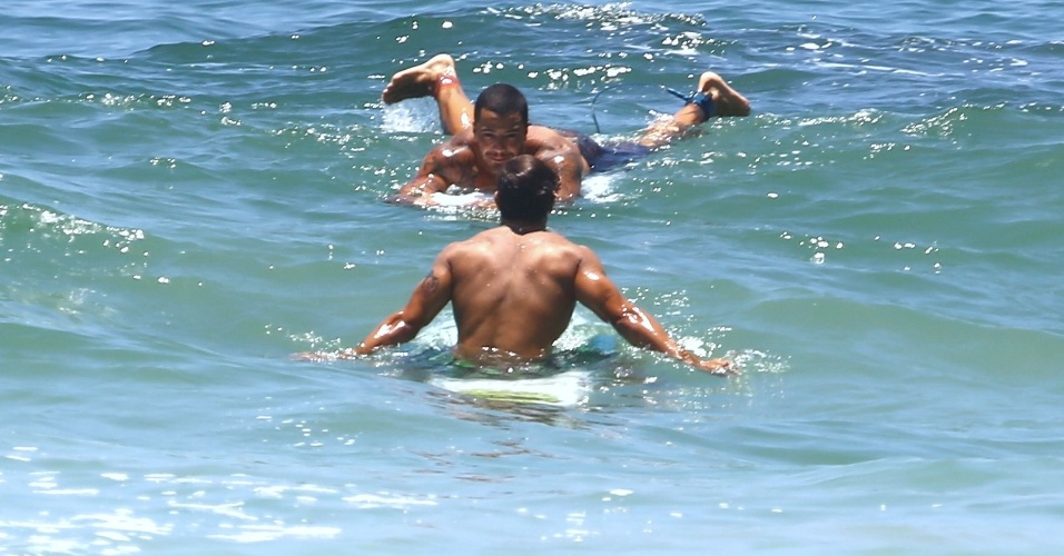 14.jan.2014- Companheiro de elenco, Felipe Titto também surfou na praia com Caio e os dois até conversaram enquanto relaxavam no mar