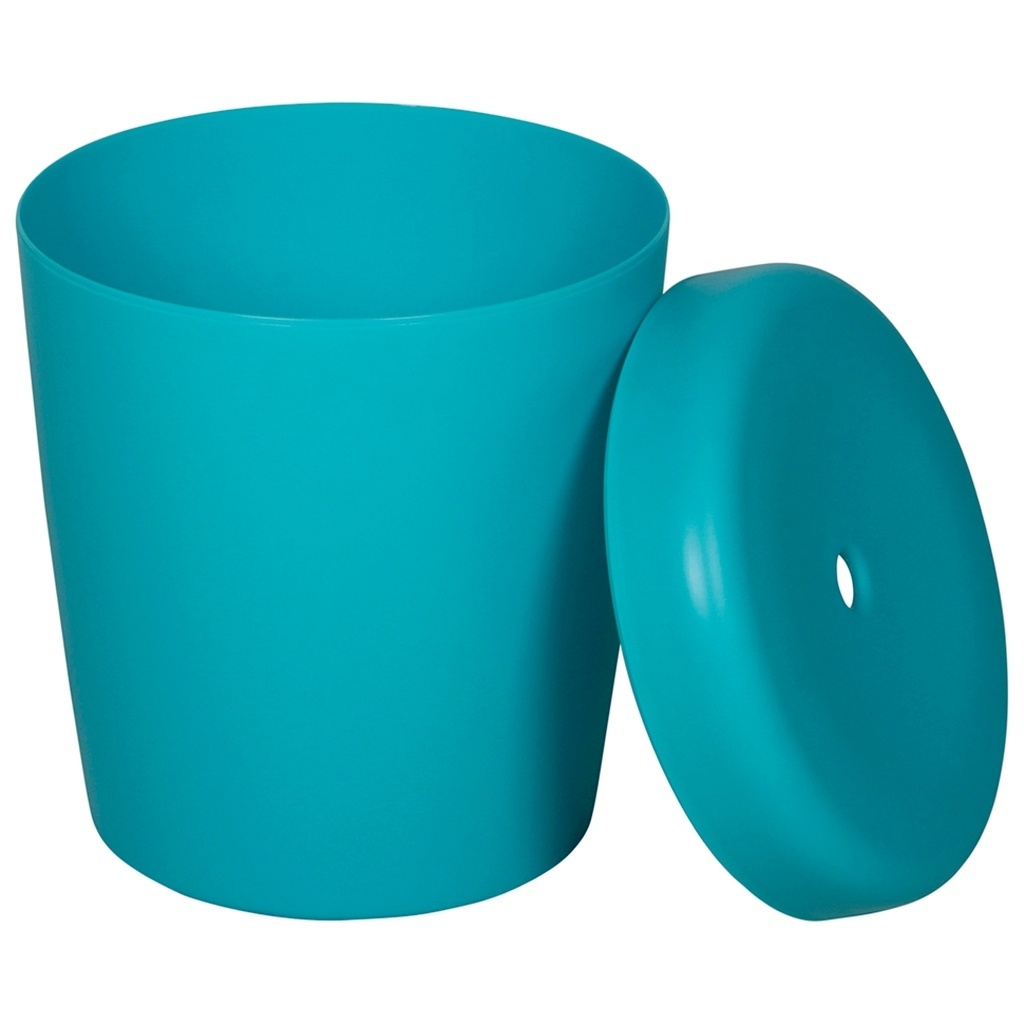 Além de embelezar, plantas naturais mantém o ar fresco e úmido. Para tê-las por perto vale recorrer a vasos grandes como esse da Tramontina (www.tramontina.com.br). A peça, com 35 cm de diâmetro e 42,2 cm de altura, pode ser encontrada em nove cores diferentes. Quando fechado, o vaso funciona como pufe. Preço sugerido: R$ 60 - Divulgação