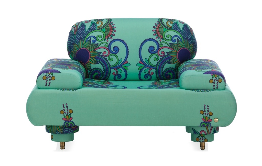 Com acabamento em linho e estampas florais, a poltrona Lub confere ao ambiente um ar mais veranil. O móvel em madeira de reflorestamento está à venda na Benita Brasil (www.benitabrasil.com) por R$ 5.700 - Divulgação