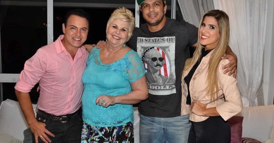 14.jan.2014 - Iris Stefanelli convidou alguns ex-participantes para assistir à estreia do "BBB 14" em sua casa, em São Paulo
