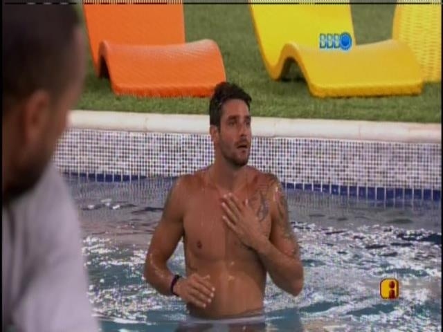 14.jan.2014 - Diego dá um mergulho na piscina.