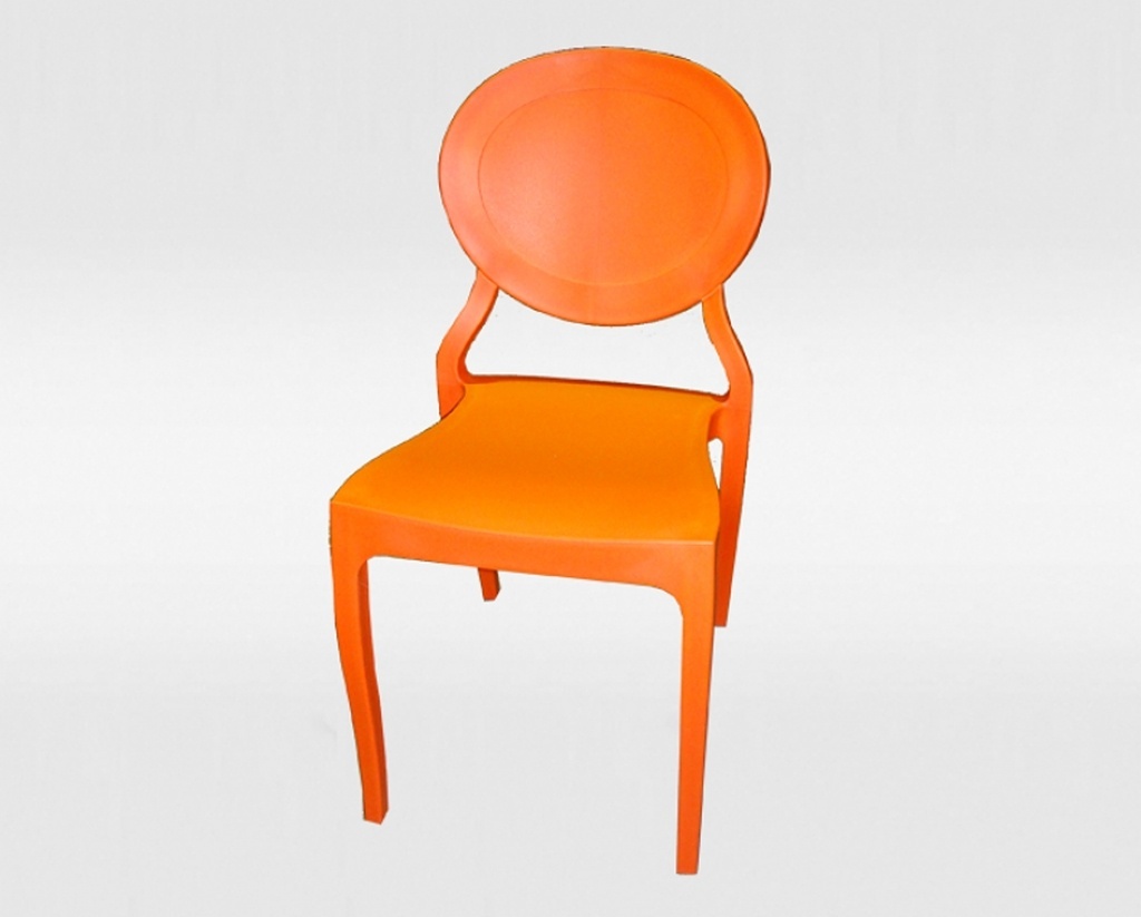 Essa cadeira em polipropileno se destaca pelo design leve e colorido. O modelo, de 81 cm de altura, está à venda por R$ 207 (+ frete) na ObraVip (www.obravip.com.br) - Divulgação