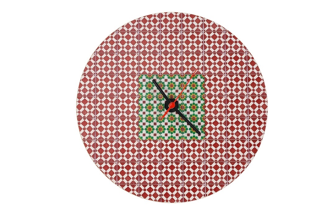 Para quem tem paredes escuras e não quer pintá-las, introduzir um objeto colorido pode ajudar a dar um ar mais veranil ao ambiente. Uma sugestão para conseguir esse efeito é esse relógio (www.saocasa.com.br). Com 30 cm de diâmetro, a peça com estrutura em MDF está à venda por R$ 65 - Divulgação