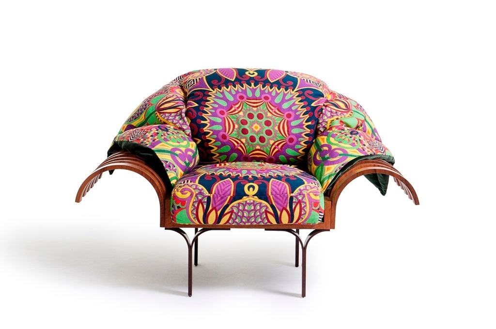 Peças coloridas, como a poltrona Centopeia, podem ser utilizadas no verão e, também, em outras estações do ano. A peça tem acabamento em linho, além de base em madeira e almofada de encosto com plumas de ganso. O produto pode ser encontrado na Benita Brasil (www.benitabrasil.com) por R$ 5.400 - Divulgação