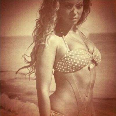 14.jan.2014 - Beyoncé curte dia de folga na praia e exibe corpo perfeito