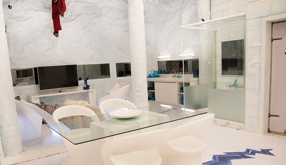 14.jan.2014 - O espaço Sibéria do "BBB14" também conta com banheiro e mesa para as refeições