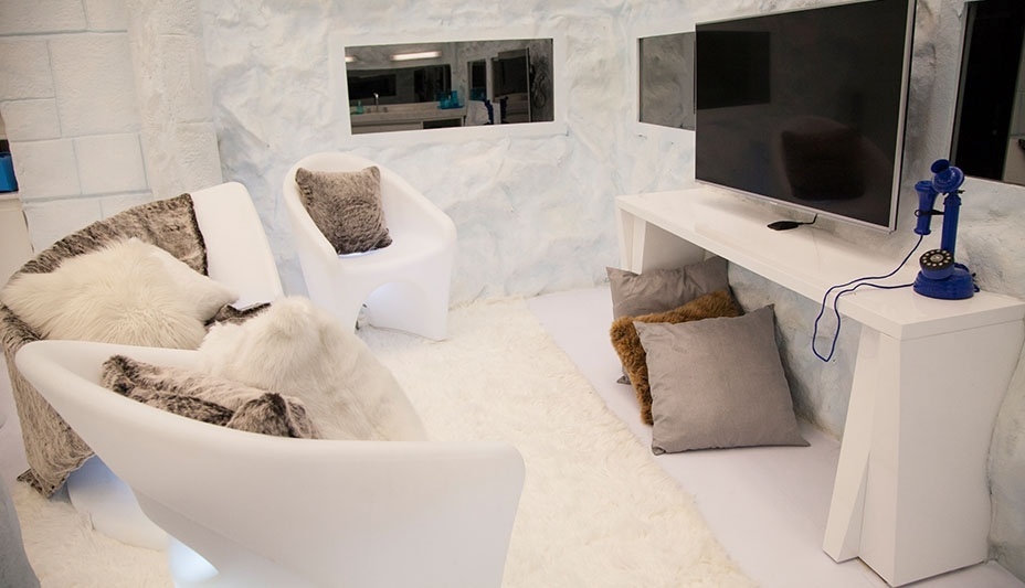 14.jan.2014 - Para aquecer, a sala da Sibéria do "BBB14" tem almofadas e carpete de pelos
