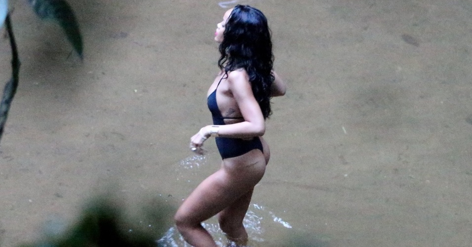 15.jan.2014 - Rihanna fotografa de maiô em cachoeira, no Rio de Janeiro