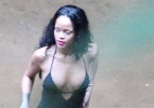 Rihanna fotografa em cachoeira para ensaio de revista - Andre Freitas, Dilson Silva e Gabriel Reis / AgNews