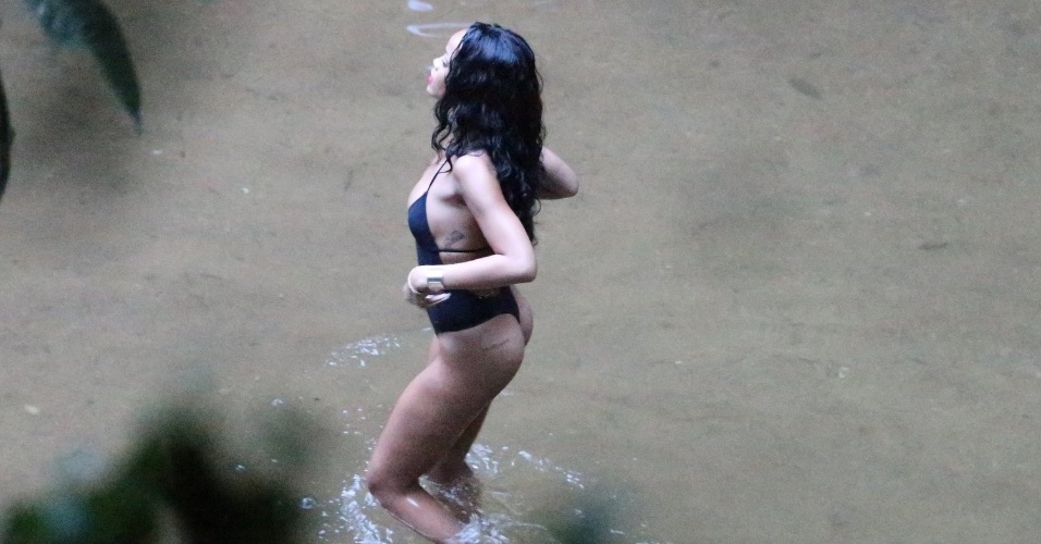 15.jan.2014 - Rihanna fotografa de maiô fio-dental em uma cachoeira, no Rio de Janeiro. A cantora está no país para estrelar editorial da revista "Vogue Brasil"