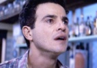  Em "Amor à Vida", Carlito chora ao ver Valdirene aprontando no "BBB" - Amor à Vida / TV Globo