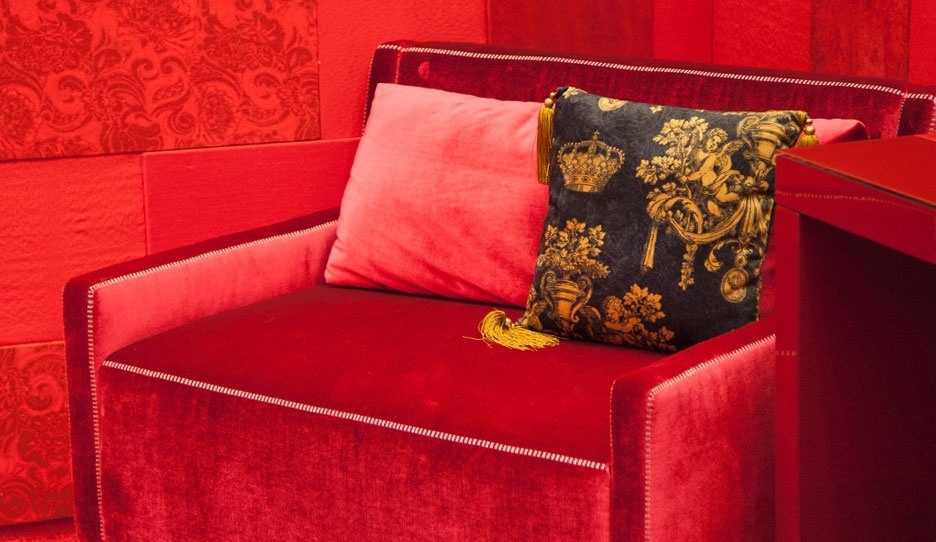 Sofá vermelho no quarto do líder