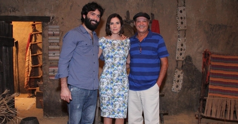 16.jan.2014 - A atriz Rafaela Mandelli posa com os colegas de "Milagres de Jesus"